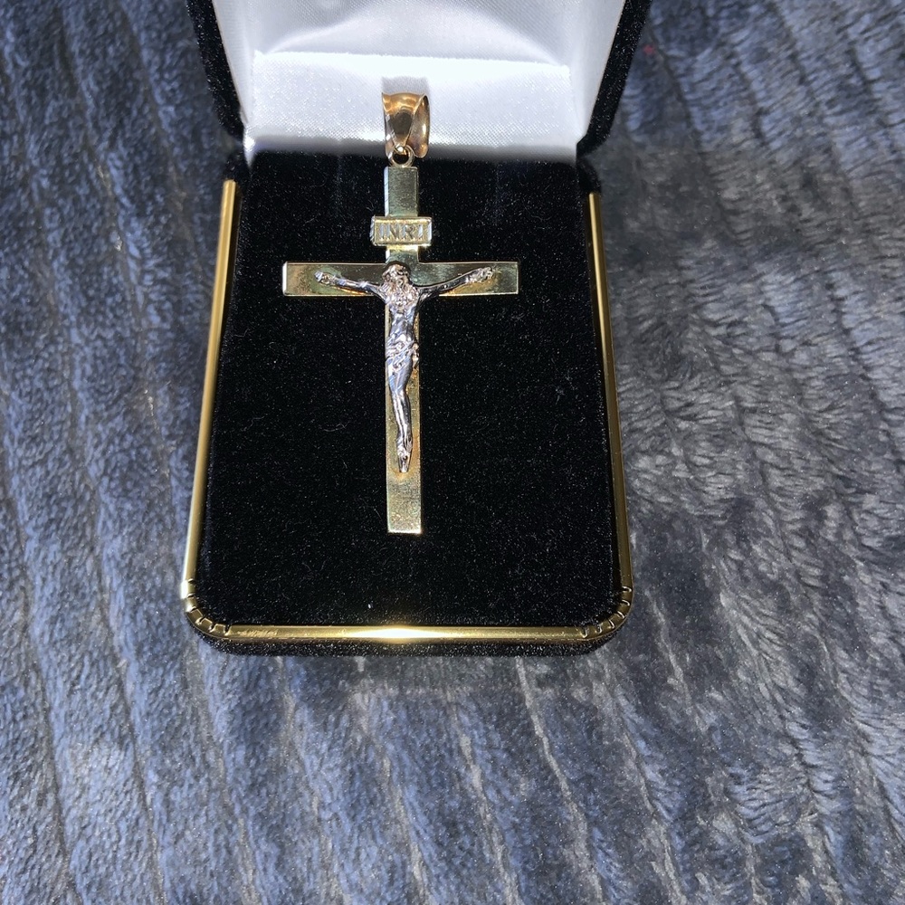 Men’s 10k gold cross pendant